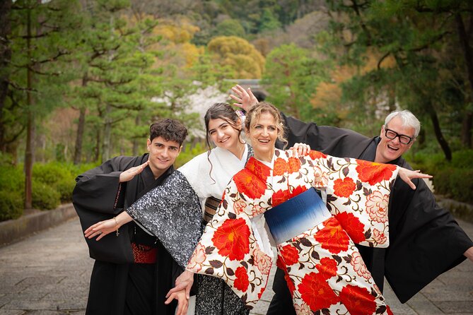 A Privately Guided Photoshoot in Beautiful Kyoto by a Pro - Gion: old streets and small sacred spaces