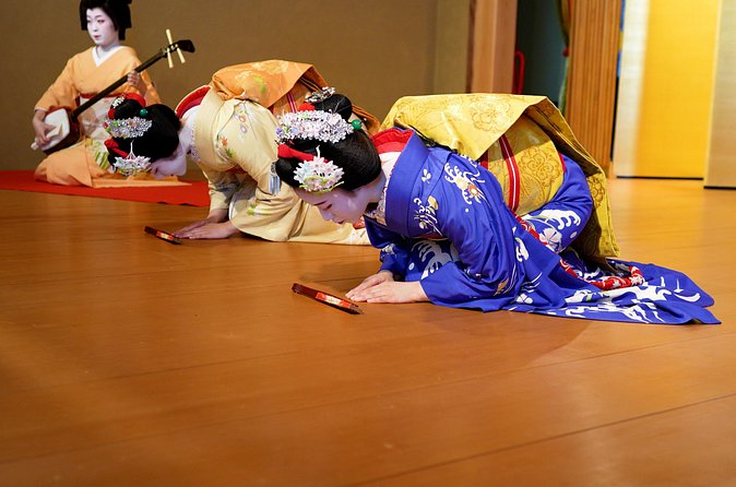 Authentic Maiko Experience＆Kyoto Dinner (Free drink) at Noh Stage - Maiko dance with live shamisen music