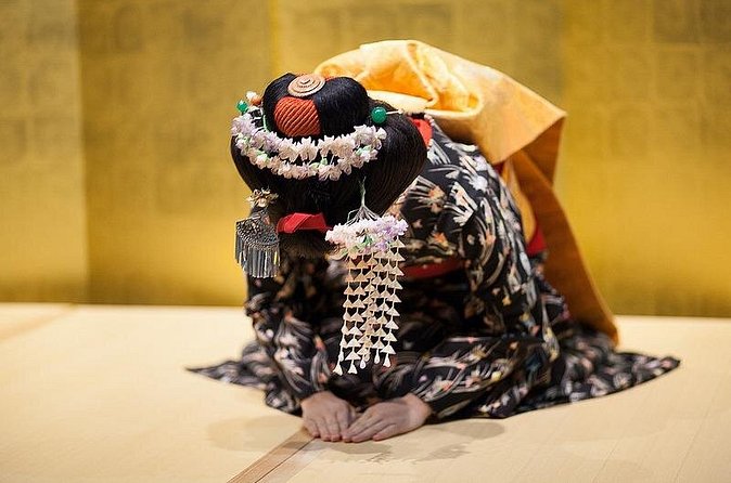 Authentic Maiko Experience＆Kyoto Lunch (Free drink) at Noh Stage - A meal, free drinks, and what the price covers