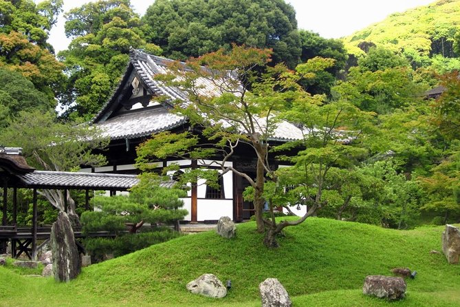 Carefree Private Exploration of Fushimi Inari, Gion, Kiyomizudera, and More - Crawling through the stone at Yasui-Konpiragu
