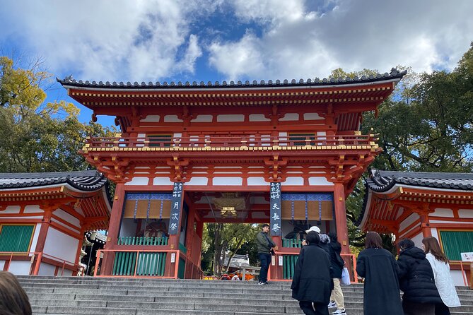 Discover the Secrets of Fushimi Inari and Gion with a Local Guide - Yasaka Pagoda and the Higashiyama photo stop
