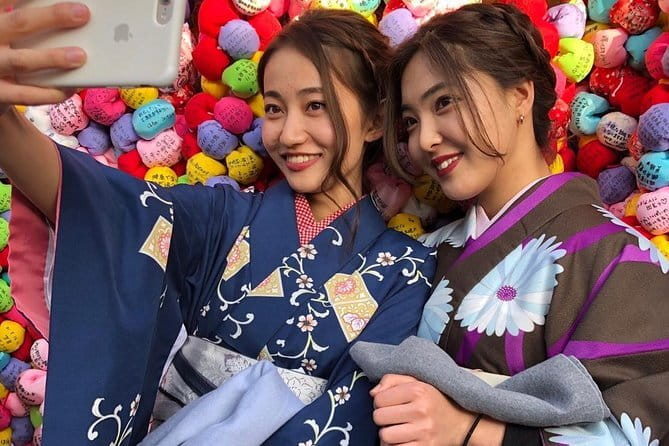 Experience Kimono in Kyoto - Choosing a kimono near Higashiyama Sanjo