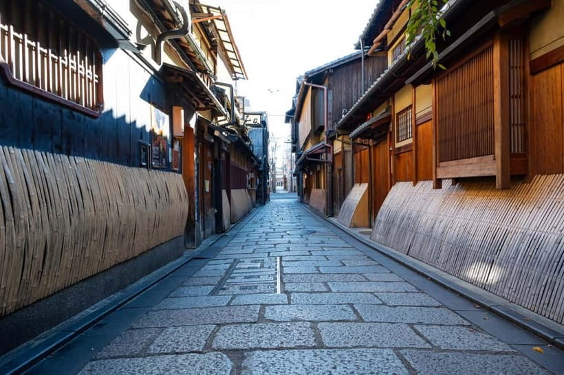 Geisha at Dusk: A Stroll Through Old Kyoto - Why dusk works so well in Gion