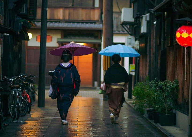 Geisha at Dusk: A Stroll Through Old Kyoto - Ebisu Shrine and the coin beneath the smiling face