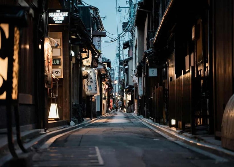 Geisha at Dusk: A Stroll Through Old Kyoto - Kennin-ji, a quiet pause before Hanamikoji