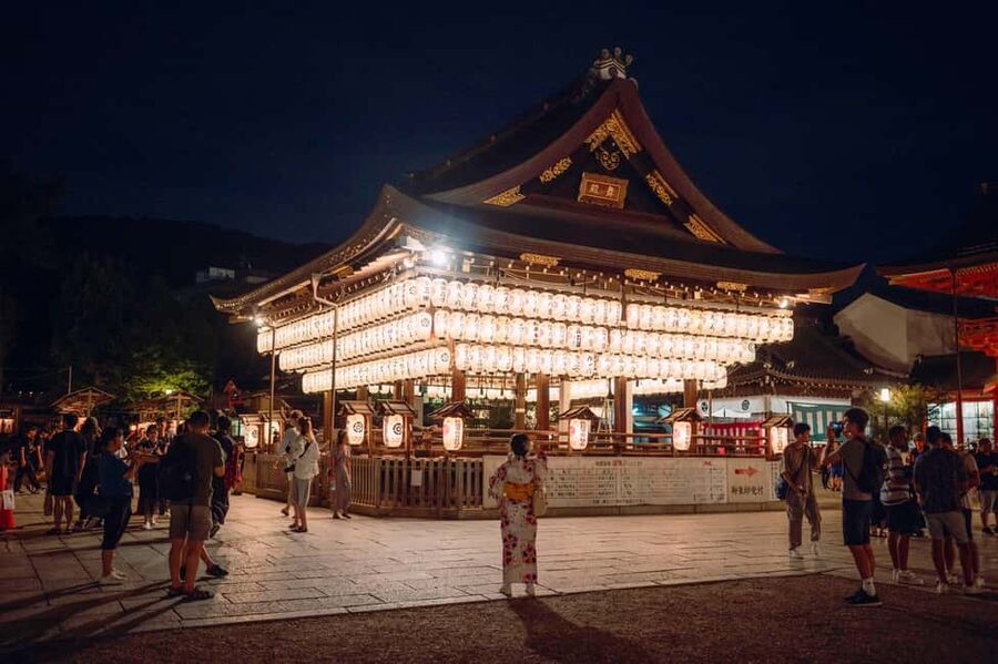 Gion at Night: Secrets and Legends of the Geishas - Why Gion works best after sunset