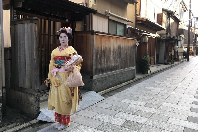 Gion Night Walking Tour - Miyagawacho Kaburenjo and the world of geiko
