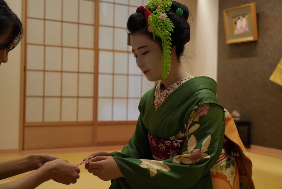 Gion Walking Tour, Geisha Show and Japanese Game in Kyoto - Who should book this Gion experience?
