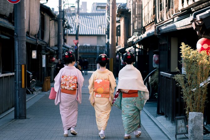 Guided Gion Tour: Explore Kyoto’s Historic Geisha District - Yasaka Shrine connects Gion to everyday Kyoto