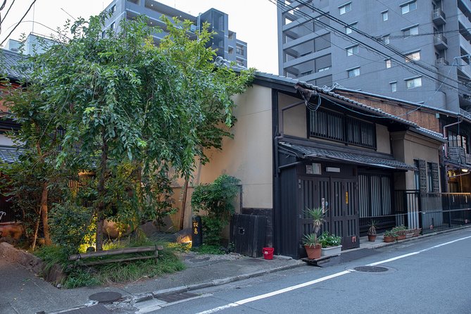 Highlights & Hidden Gems With Locals: Best of Kyoto Private Tour - Gion, where the tour needs good judgment