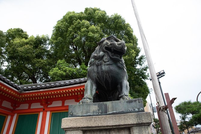 Highlights & Hidden Gems With Locals: Best of Kyoto Private Tour - Yasaka Shrine and the old Higashiyama lanes