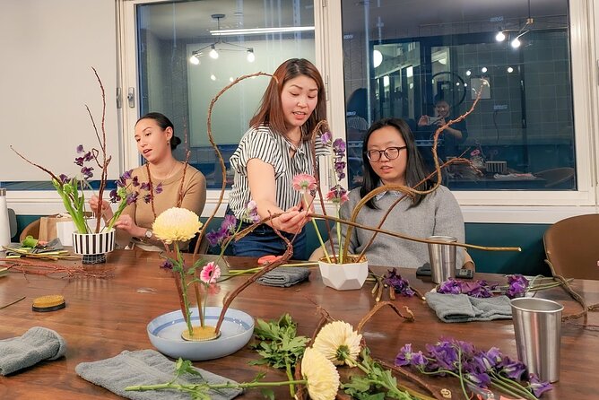 Ikebana Floral Design Workshop in Kyoto - Getting to the studio and preparing for the stairs