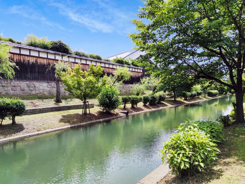 Japanese Sake Breweries Tour in Kyoto Fushimi - How much does the guide shape the experience?