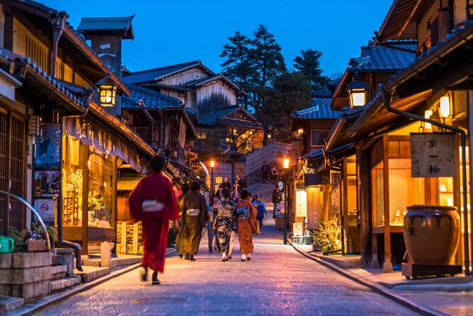Kyoto 5-Star Geisha Night Walk: Small-Group Authentic Experience - Yasaka Pagoda and the Higashiyama streets
