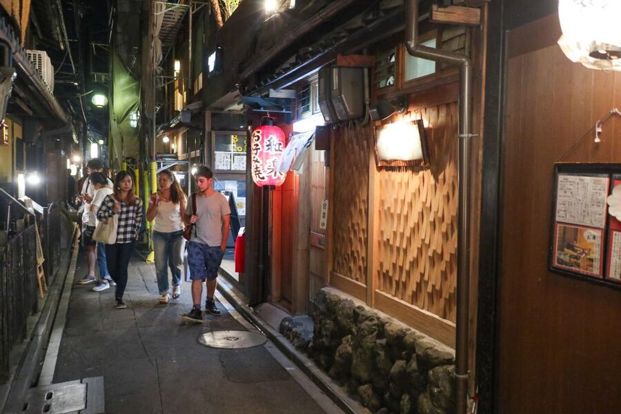 Kyoto : Bar Hopping Tour in Pontocho Alley at Night - Why Pontocho works so well after dark