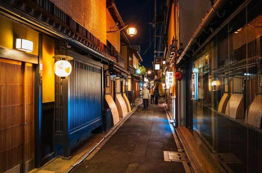 Kyoto : Bar Hopping Tour in Pontocho Alley at Night - Food, drinks, and the $120 question
