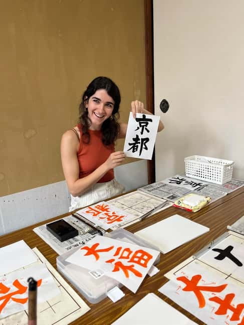 Kyoto: Calligraphy class at Buddhist temple in city center - The temple room and floor seating