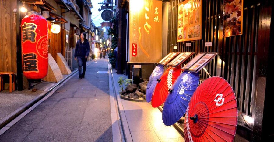 Kyoto: Casual Pontocho Evening Food Tour - An evening start beside the Kamo River