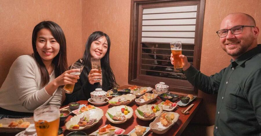 Kyoto: Foodie Night Tour in Gion with 9 dishes + 6 Sake - Six Kyoto sake samples, explained at the table