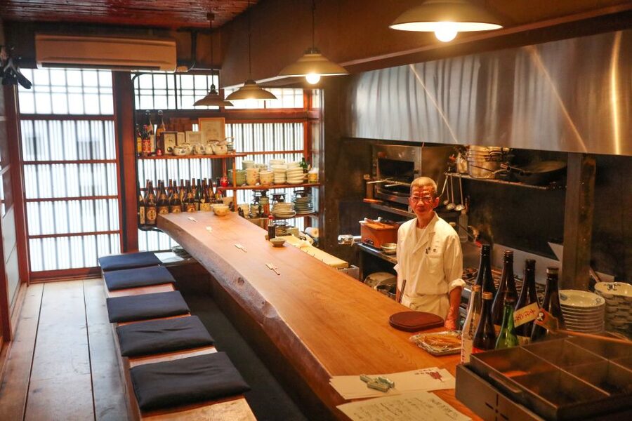 Kyoto: Foodie Night Tour in Gion with 9 dishes + 6 Sake - Price, value, and who should pay for it