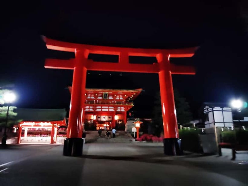 Kyoto: Fushimi Inari Taisha Night Tour with Guide - What the guides add to the experience