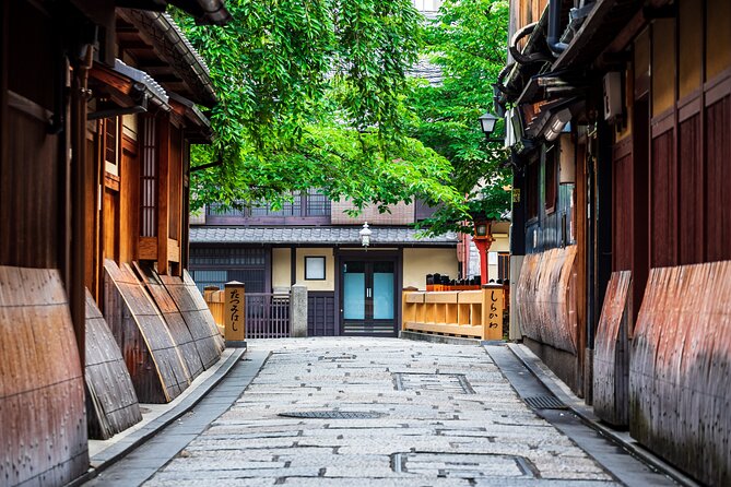 Kyoto Geisha District Walking Tour in Gion - What the two-hour format really gives you