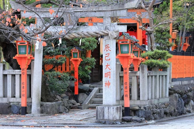 Kyoto Geisha Walking Tour: Gion District & Hidden Gems - The first walk through Gion’s old streets