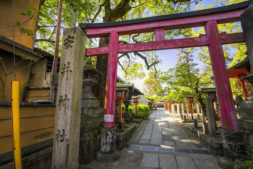 Kyoto Geisha Walking Tour: Gion District & Hidden Gems - Chion-in and the quieter side of the route
