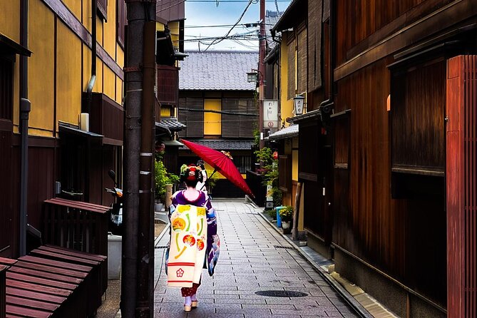 Kyoto: Gion and Geisha District Walking Tour - Starting at Yasaka Shrine
