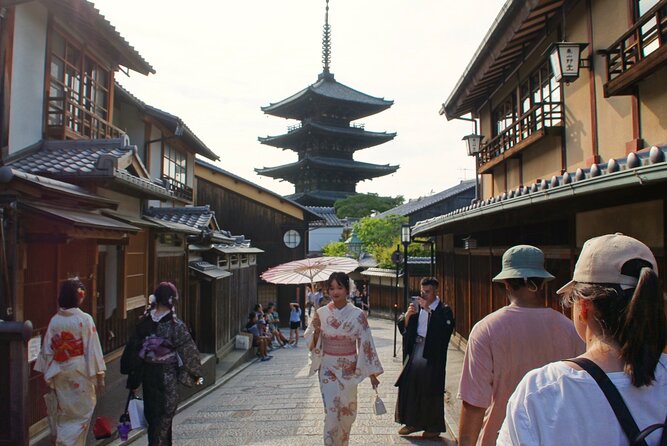 Kyoto: Gion and Geisha District Walking Tour - What the guides add to the walk