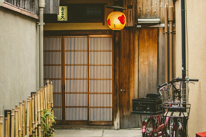 Kyoto Gion Cultural Walk & Geisha Show with Dining Options - What the small group changes