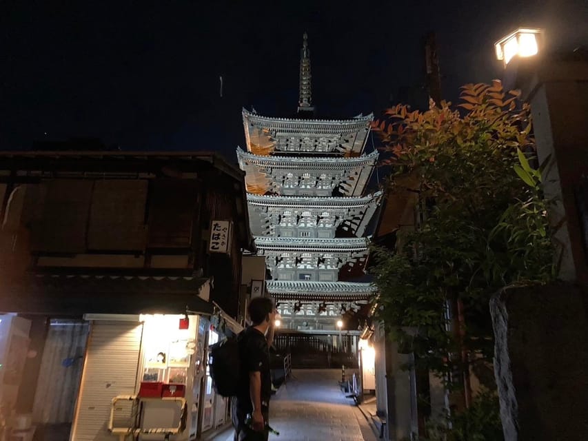 Kyoto: Gion Evening Walk with Hidden Gems, Geisha & Sake - The small-group format and guide quality