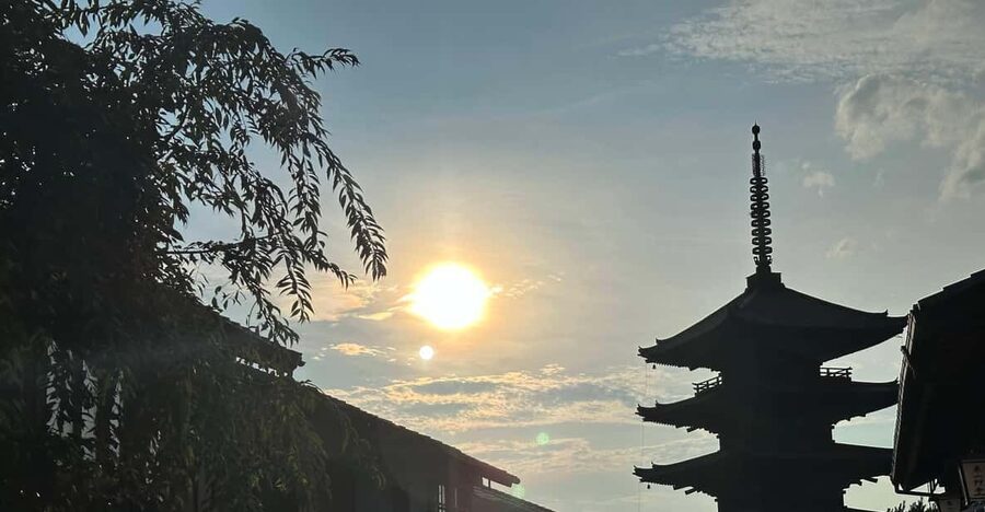 Kyoto: Gion & Geisha district evening tour - Gion Shirakawa: wooden facades and working traditions