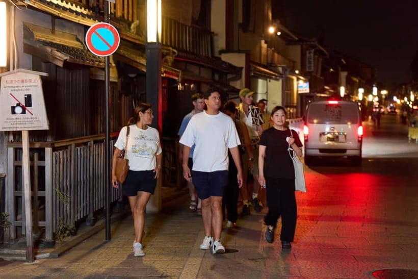 Kyoto: Gion Geisha District Walking Tour - Stories of Geisha - Yasaka Shrine and a pause in the route