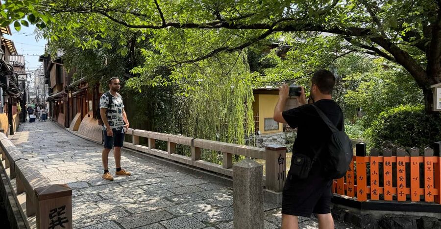 Kyoto: Gion Geisha District & Yasaka Shrine Walking Tour - What the private format changes