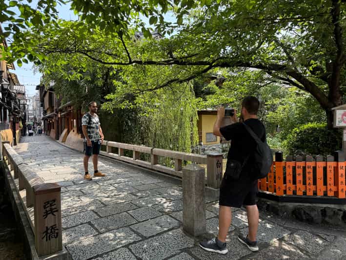 Kyoto: Gion Geisha District & Yasaka Shrine Walking Tour - Hanamikoji Street and the world of machiya