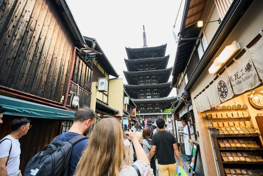 Kyoto: Gion Hidden Gems & Geisha Culture Tour - How the guides shape the experience