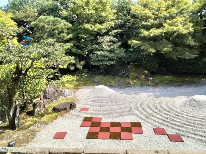 Kyoto: Gion Highlights & Hidden Treasures Guided Tour - Yasaka Shrine and the living side of Shinto