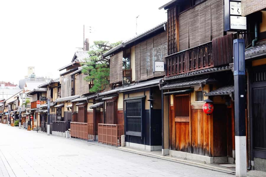 Kyoto: Gion Morning/Night Walking Tour - What the guide adds to the streets
