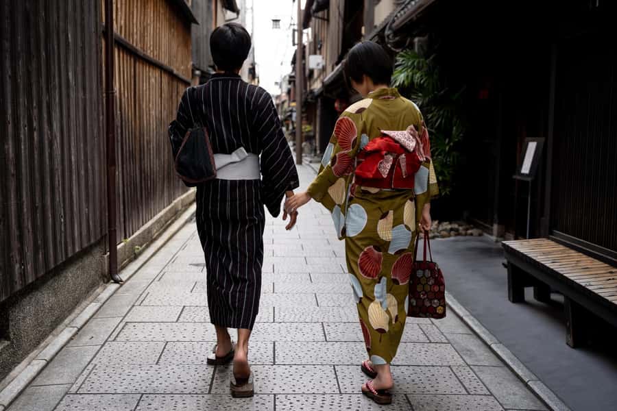 Kyoto: Gion Morning/Night Walking Tour - Narrow lanes, wooden houses, and teahouse streets