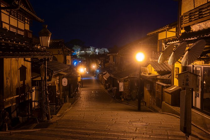 Kyoto Gion Night Tour: Discover Geisha District and Hidden Gems - Yasaka Pagoda, a 15-minute landmark view