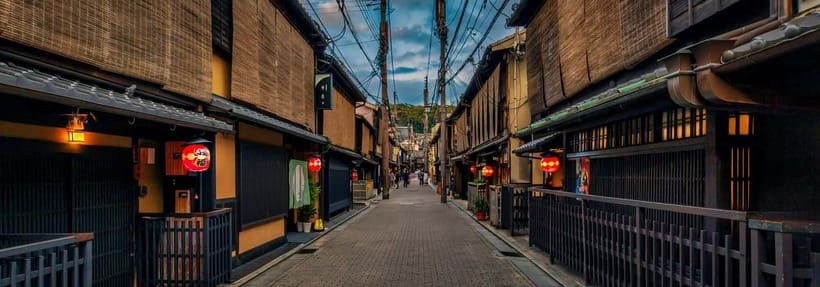 Kyoto: Gion Night Tour Stories of Geisha and Maiko - Why Gion makes sense after sunset