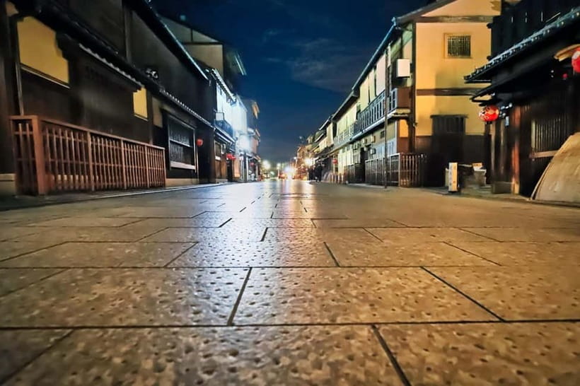 Kyoto: Gion Night Tour Stories of Geisha and Maiko - Reading teahouses and traditional signs