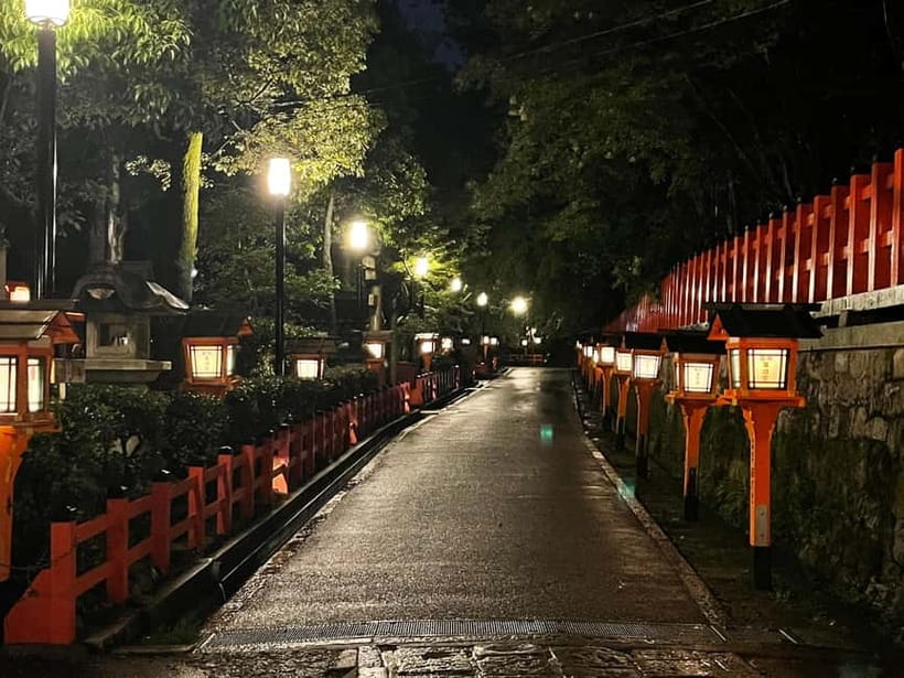 Kyoto: Gion Night Tour Stories of Geisha and Maiko - Ending at Yasaka Shrine