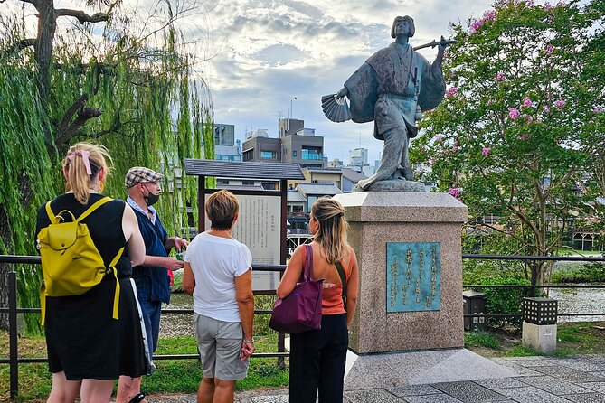 Kyoto Gion Night Walk & Geisha District Guided Tour - Guides who can make or break the walk