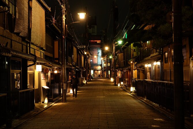 Kyoto: Gion Night Walking Tour with Geisha Insight - Hanamikoji Street and the wooden teahouses
