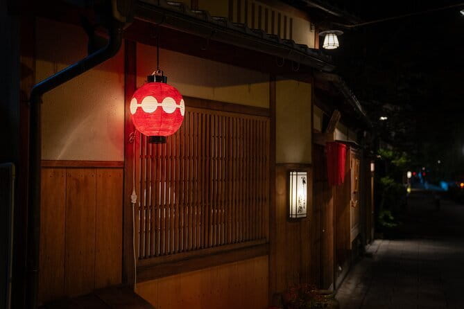 Kyoto: Gion & Pontocho Food Tour with 13 Dishes - Yasaka Shrine gives the evening a cultural start