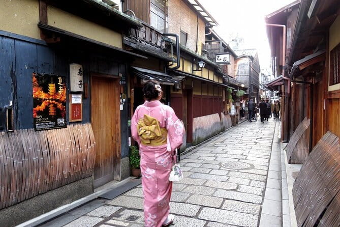 Kyoto: Gion & Pontocho Food Tour with 13 Dishes - The guides are a major part of the experience