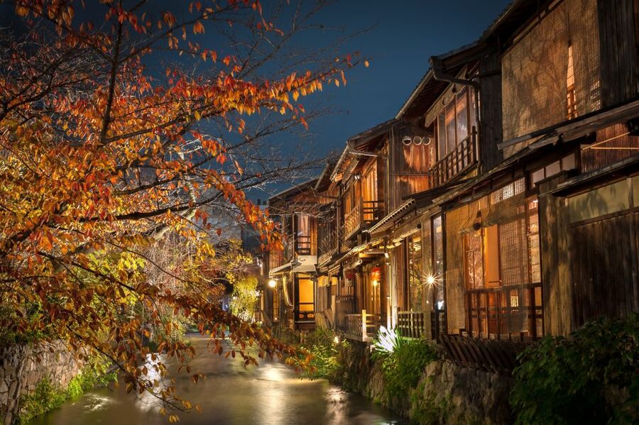Kyoto: Gion Sunset Walking Tour with Local Guide - Pontocho and the final walk to Sanjo Bridge