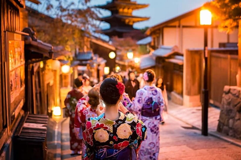 Kyoto: Gion Sunset Walking Tour with Local Guide - Why Gion is best seen as the sun goes down